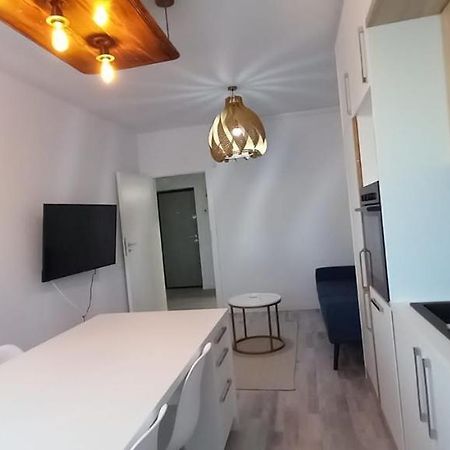 Modern 1Br Apartment With Wifi, Parking And Self Check In Bucureşti Ngoại thất bức ảnh