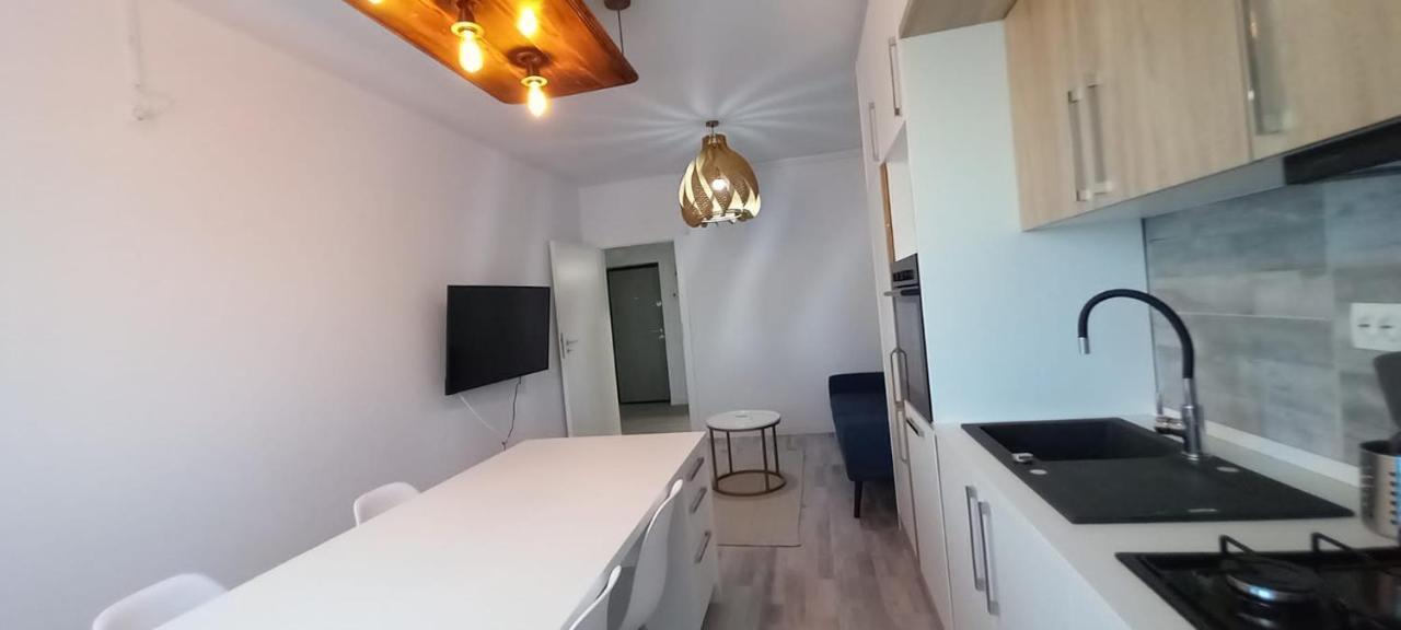 Modern 1Br Apartment With Wifi, Parking And Self Check In Bucureşti Ngoại thất bức ảnh